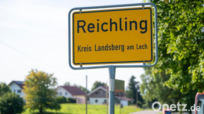 Das Rathaus der Gemeinde Reichling im Landkreis Landsberg ist teilweise durchsucht worden. (Archivbild) Bild: Peter Kneffel/dpa