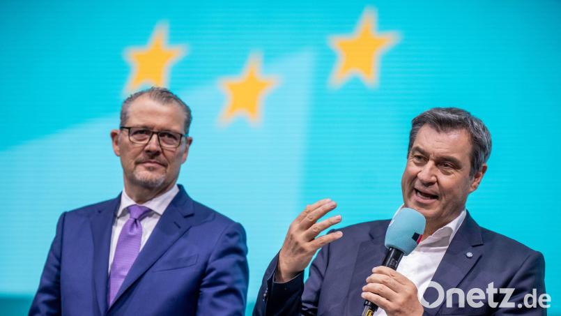 Arbeitgeberpräsident Rainer Dulger (links) fordert von CSU-Chef Markus Söder ein Verzicht auf die Umsetzung der dritten Stufe der Mütterrente. (Archivbild) Bild: Michael Kappeler/dpa