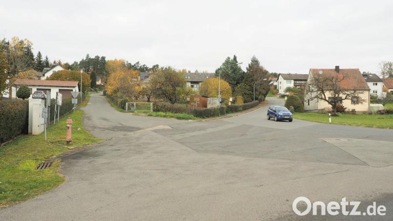 Der Kreuzungsbereich in der Dorfmitte von Degelsdorf ist eine überdimensionierte Asphaltwüste. Im nächsten Jahr soll sich das durch den Bau eines kleinen Dorfplatzes merklich ändern. Bild: kek