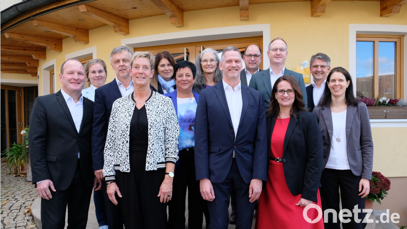 Für ihre jahrzehntelange Treue zur Sparkasse wurden Mitarbeiterinnen und Mitarbei-ter der Vereinigte Sparkassen geehrt. Bild: Schulz