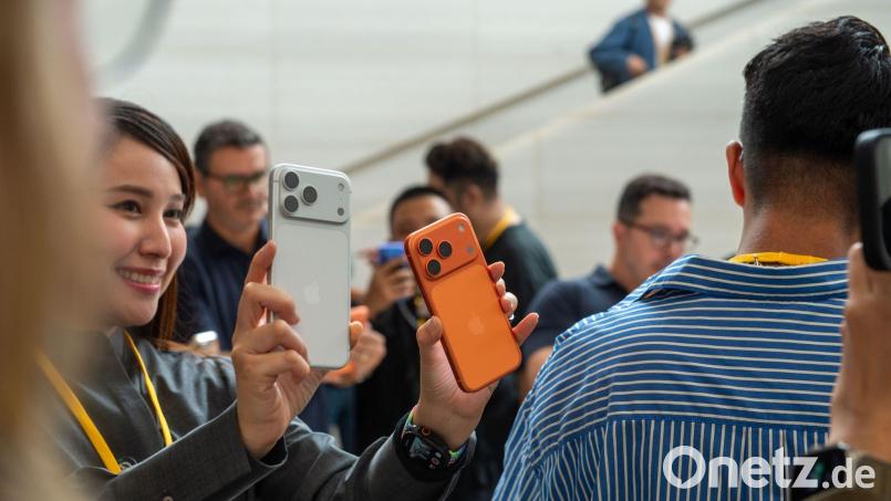 Das iPhone Pro gibt es in diesem Jahr erstmals in der Farbe Orange. Bild: Andrej Sokolow/dpa