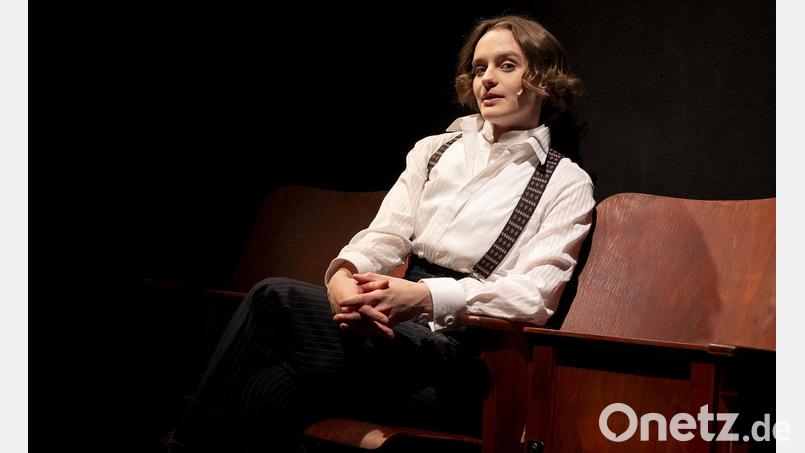 Laura Brettschneider spielt Georg Kreislers One-Woman-Musical &quot;Heute Abend: Lola Blau&quot; im Stadttheater Amberg. Bild: Sonja Ramm/exb