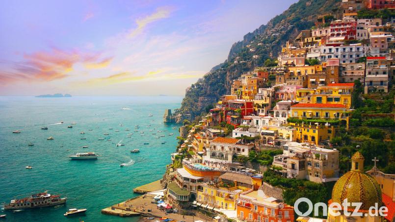 Farbenspiel über Positano – die Amalfiküste zeigt sich von ihrer schönsten Seite. Bild: Lina Harb (Shutterstock)