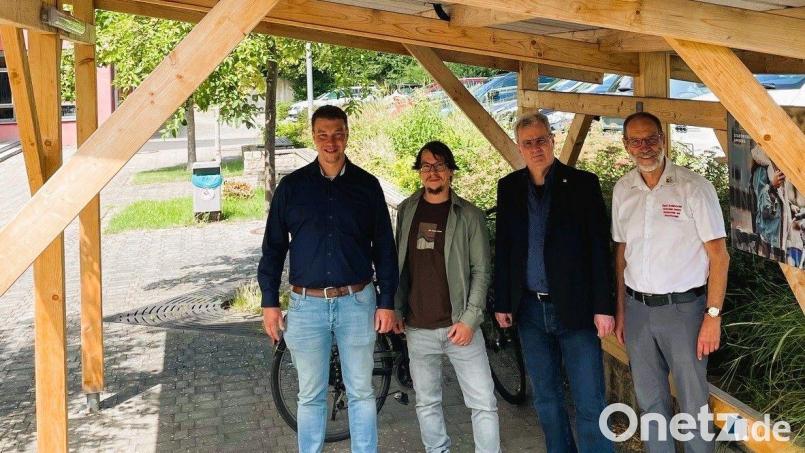 E-Bike-Solar-Ladestation: autark, umweltfreundlich, nachhaltig, einfach ein wertvoller Beitrag für die staatliche Technikerschule Amberg: Möglich war das Projekt unter anderem durch die Unterstützung der Stadtwerke Amberg vertreten durch Florian Andersch, Geschäftsfeldentwicklung und Innovationsmanagement, sowie durch die ehemaligen Technikerschüler Arthur Schertl, Helmut Nierlein und Bernhard Mikuta. Bild: Florian Kohler