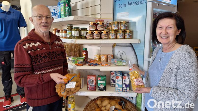 Anton und Christa Bücherl versuchen mit der Kombination aus Paketannahme, Sportartikeln und Getränken einen kleinen Rest Dorfladen für Altendorf zu retten. Bild: bl