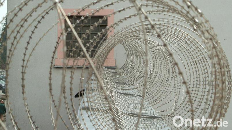 Ein Häftling in einer bayerischen Justizvollzugsanstalt muss ein Jahr &quot;nachsitzen&quot;, weil er einer Amberger Richterin vermeintliche Falschverdächtigungen dort geschildert hatte. Symbolbild: Petra Hartl
