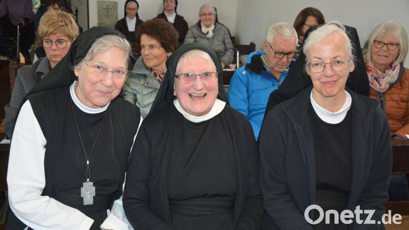 Beim Festgottesdienst in der Hauskapelle des Klosters Theresianum für Schwester Mechtild Hohenberger (Mitte), die gute Laune hatte, mit dabei Äbtissin Laetitia Fech (links) und Schwester Agnes. Bild: jr