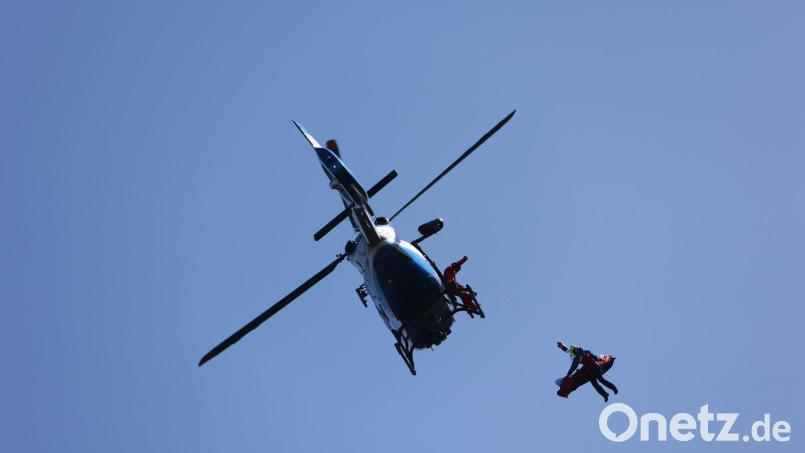 Ein Hubschrauber brachte den unterkühlten Wanderer ins Tal. (Symbolbild) Bild: Matthias Bein/dpa