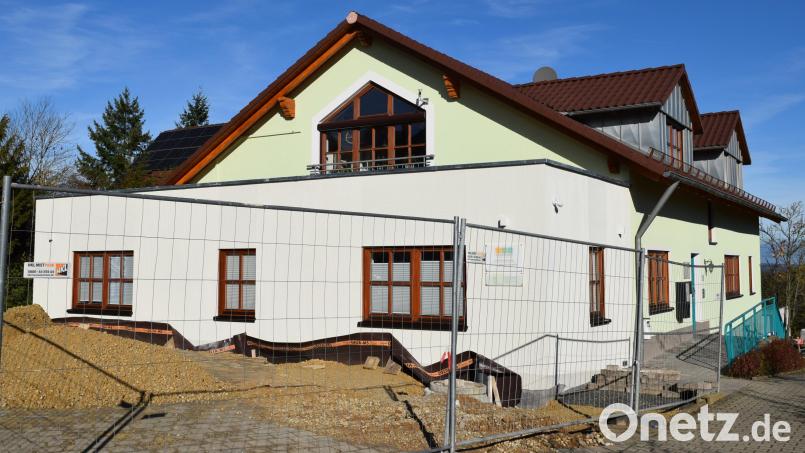 Noch dominiert ein Bauzaun das Bild des MVZ von außen. Vor dem Anbau im Vordergrund werden Parkplätze entstehen. Bild: Elfriede Winter