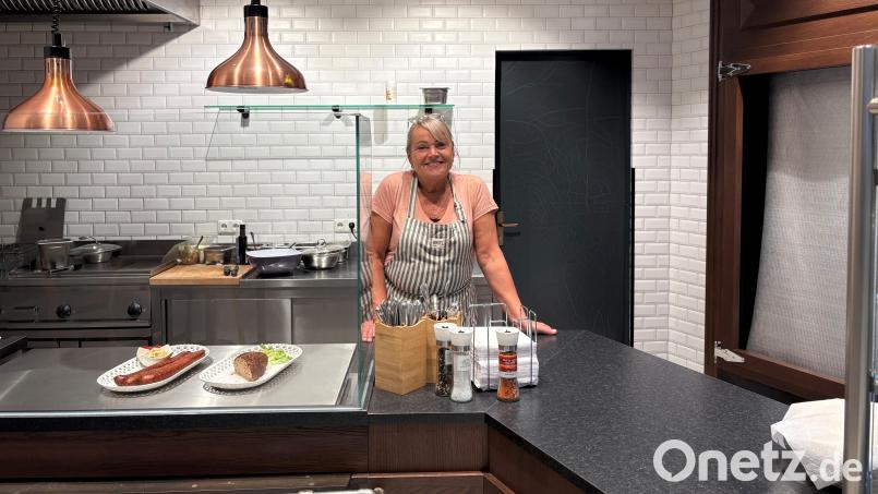 Besitzerin Květa Baulovičová eröffnete das Lokal "Böhmischer Traum" im Untergeschoss im NOC Weiden. Bild: Jona Lang