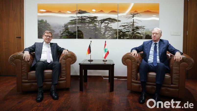 Außenminister Johann Wadephul (l, CDU) setzt seine Nahostreise im Libanon fort. In der Hauptstadt Beirut traf er seinen Amtskollegen Jussef Radschi. Unter anderem geht es um die Entwaffnung der Schiiten-Miliz Hisbollah. Bild: Marcus Brandt/dpa