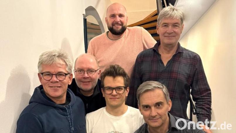 Das ist die "Red Fox Blues Band" (hinten von links): Stefan Sehnke und Peter Wolf. Vorne von links: Matthias Weber, Thommy Müller, Matthias Sommer und Stephan Kiesel. Bild: ge