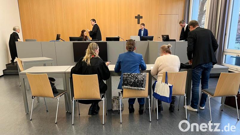 Über ein Jahr hat die 53-jährige Angeklagte (Zweite von rechts) ihren Sohn körperlich und seelisch misshandelt. Nun verurteilte sie das Amtsgericht Weiden wegen Misshandlung von Schutzbefohlenen. Bild: Julia Hammer