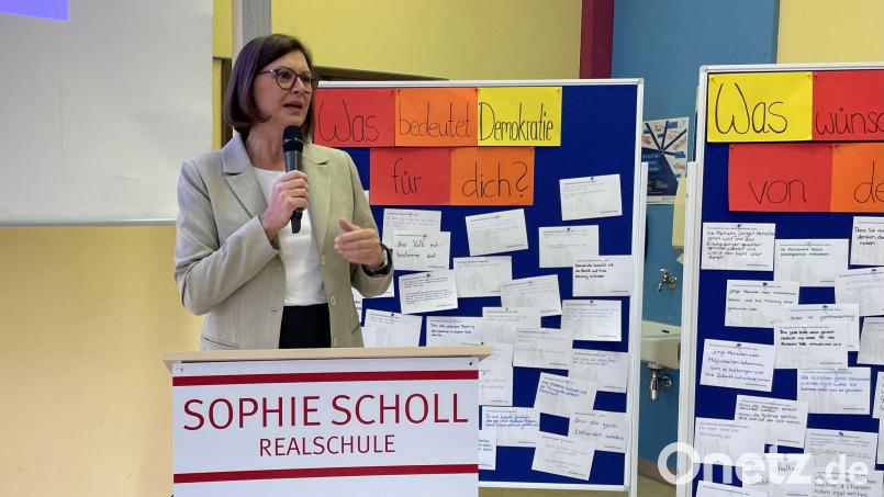 Landtagspräsidentin Ilse Aigner sprach am Freitag mit Schülerinnen der Sophie-Scholl-Realschule über Demokratie. Bild: Paulina Schmidt