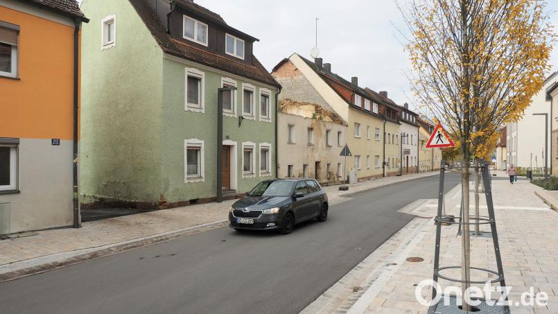 Die Ansicht der Häuserzeile in der Unteren Vorstadt (Bildmitte) in Auerbach mit überwiegend maroden Gebäuden soll sich ändern, wenn sich private Investoren finden, die dort ein vom Stadtrat beschlossenen Bebauungs- und Nutzungskonzept umsetzen. Bild: kek