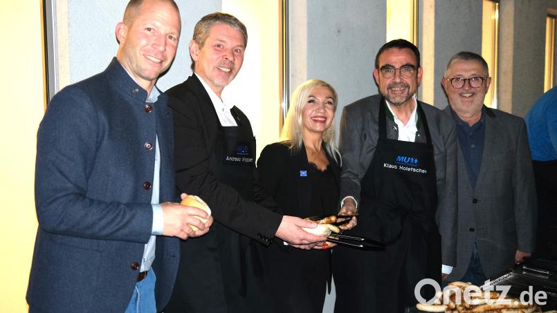 Vom Podium an den Grill: Andreas Betzlbacher, Andreas Wopperer, Sabriye Atas, Klaus Holetschek und Hans Brunner (von links) diskutierten über die Belebung der Schwandorfer Innenstadt und grillten anchließend im Garten der Spitalkirche Bratwürste für die Gäste. . Bild: Hirsch