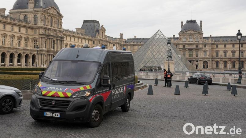 Die Beute aus dem Einbruch in den Louvre wird den Tätern nach Einschätzung eines Ex-Kriminellen nur einen Bruchteil des tatsächlichen Werts einbringen. (Archivbild) Bild: Thibault Camus/AP/dpa