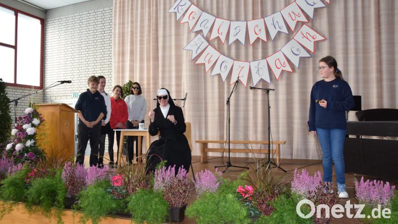 Die Schulspielgruppe schenkte der neuen Rektorin Dinge, die sie für ihr neues Amt braucht. Bild: hdk