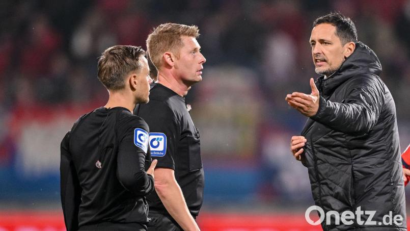 Dino Toppmöller übt nach dem Remis in Heidenheim heftige Kritik am Schiedsrichter. Bild: Harry Langer/dpa