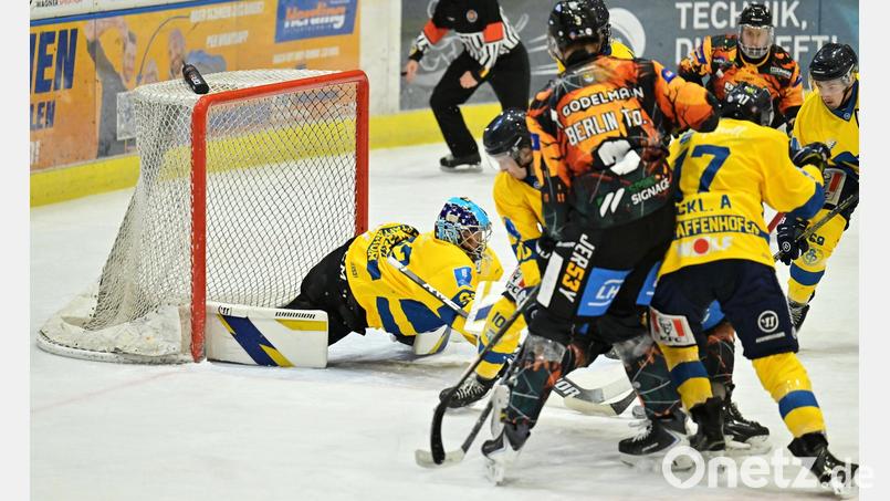 Alarmstufe Rot vor dem Kasten des EC Pfaffenhofen bei einem der vielen Powerplaysituationen im zweiten Drittel, doch Tom Berlin (3.v.l.) vergab eine Großchance für den ERSC Amberg. Bild: Hubert Ziegler