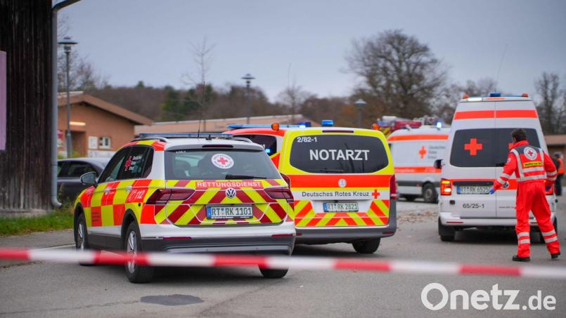 Mehrere Rettungskräfte eilten zu dem Unfallort. Bild: Enrique Kaczor/onw-images/dpa