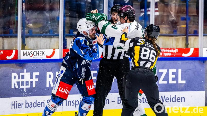 Der Weidener Fabian Ribnitzky (links) und Michael Musin ließen frustriert die Fäuste sprechen. Bild: Tobias Neubert