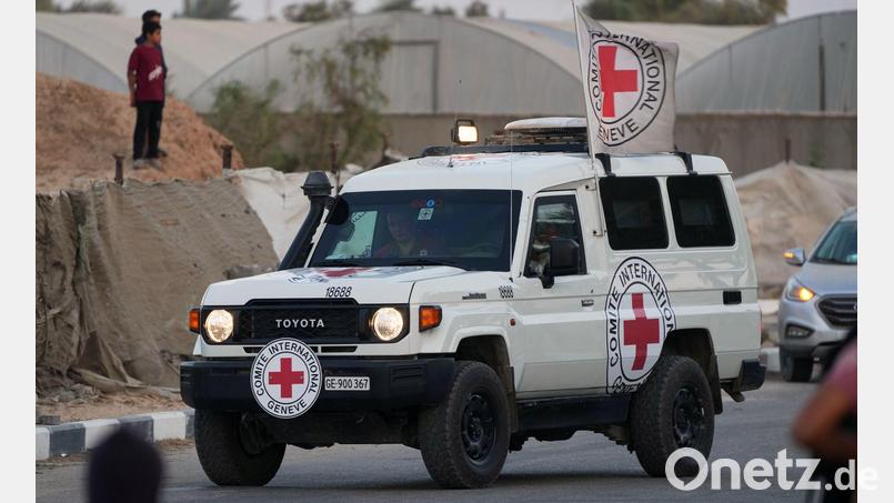 Nach israelischen Angaben hat die Hamas dem IKRK erneut Leichen übergeben, bei denen es sich nicht um vermisste Geiseln handelt. (Archivbild) Bild: Abdel Kareem Hana/AP/dpa