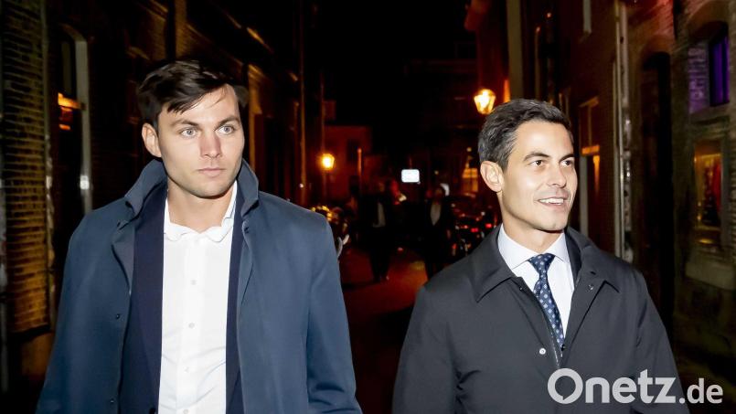 Rob Jetten (r), Vorsitzender der Partei D66, trat am Wahlabend mit seinem Verlobten Nicolás Keenan auf. Bild: Robin Utrecht/ANP/dpa