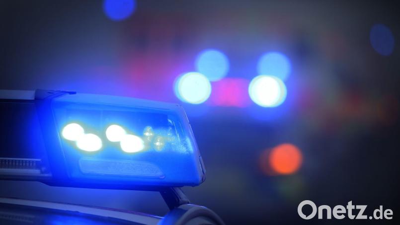 Der 24-jährige Autofahrer starb laut Polizei noch an der Unfallstelle. (Symbolbild) Bild: Karl-Josef Hildenbrand/dpa