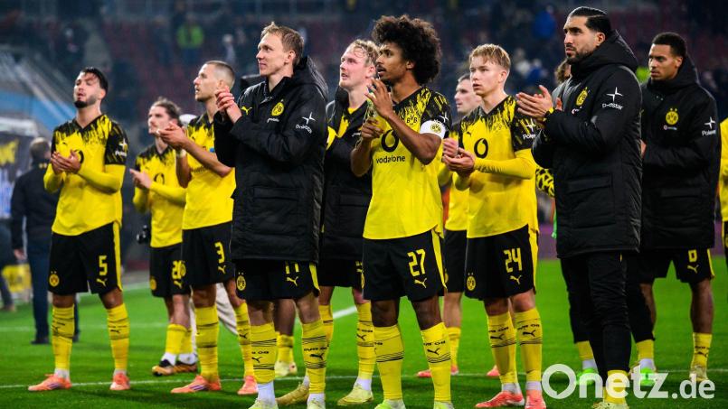 Hauptsache gewonnen: Dortmunds Spieler nach dem 1:0 in Augsburg vor ihren mitgereisten Fans. Bild: Tom Weller/dpa