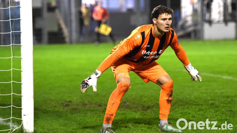 SpVgg-SV-Torwart Jannik Schmutzer blieb auch in seinem zweiten Spiel ohne Gegentor. Trainer Michael Riester erklärte noch einmal den Torwartwechsel. Bild: Gerhard Büttner
