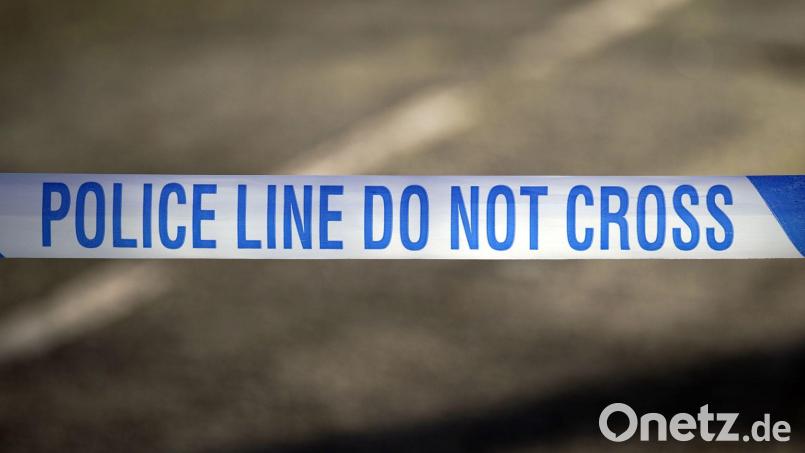 Mehrere Menschen wurden in einem Zug in England verletzt. (Symbolbild) Bild: Peter Byrne/Press Association/dpa