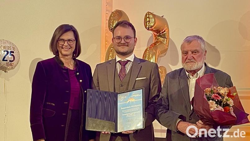 Landtagspräsidentin Ilse Aigner überreichte die Urkunde "Besondere Würdigung" mit Blumenstrauß an den Ersten Vorsitzenden des EJPO Timo Häusler und den Ehrenvorsitzenden Hartmut Schendzielorz. Bild: Gerhard Krones