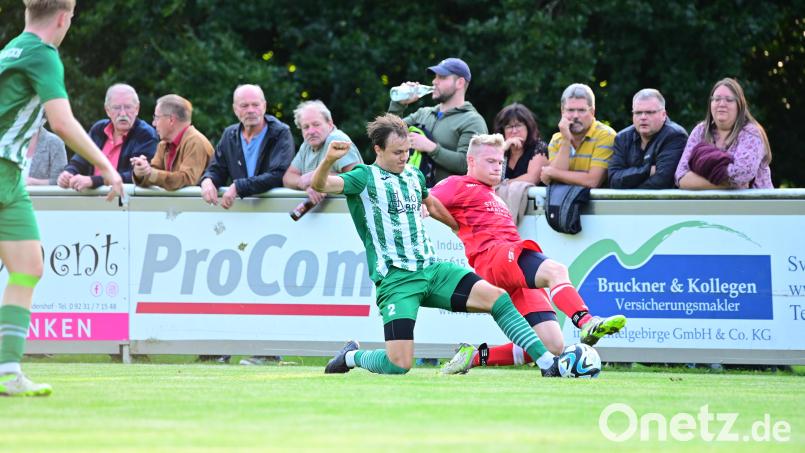 Jona Jackwert (links) uns seine Mitterteicher konnten die Partie bei der SpVgg Saalestadt für sich entscheiden. Die Waldershofer um Lukas Fürst (rechts) dagegen mussten witterungsbedingt absagen. Archivbild: Schrems, Thomas