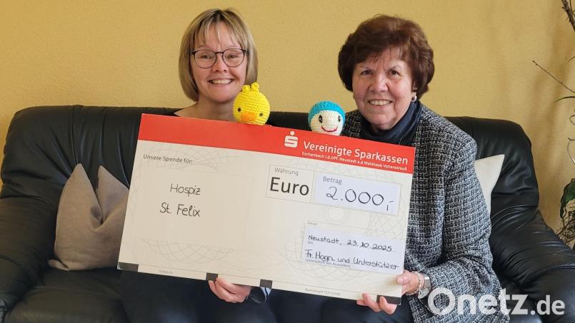 Gudrun Hagn übergibt eine großzügige Spende von 2000 EUR an Susanne Wagner, der Leitung des Hospiz Sankt Felix. Bild: Andrea Storch-Mayerhofer