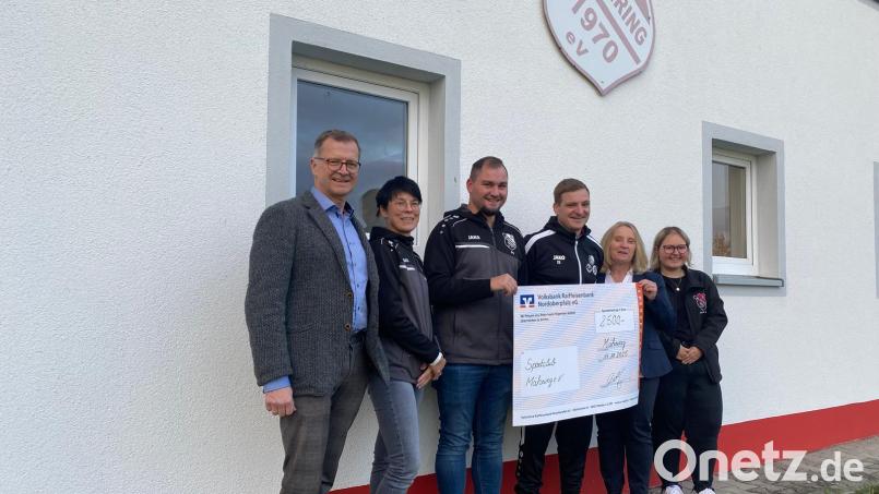 Der SC Mähring hat eine klimaneutrale Heizung im Sportheim installiert - mit Hilfe einer VR-Bank-Aktion. Darüber freuen sich (von links): Helmut Wolfrum (VR-Bank Nordoberpfalz), Nicole Löw, Patrick Sporrer, Christian Beer, Rita Weidhas (VR-Bank Nordoberpfalz) und Sophie Heindl. Bild: Jürgen Löw