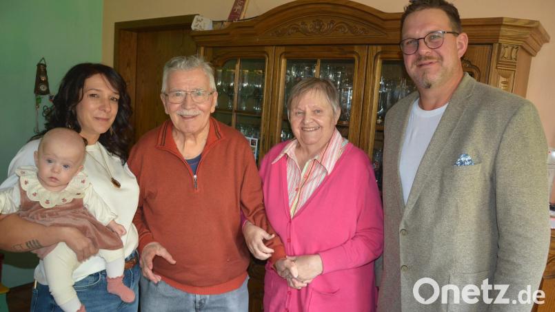 Wolfgang Pöhlmann (Zweiter von links) feierte am Freitag in Groschlattengrün seinen 90. Geburtstag, hier mit Ehefrau Milena (rechts neben ihm), sowie Tochter Monika mit Elenia, sowie Bürgermeister Stephan Schübel. Bild: jr