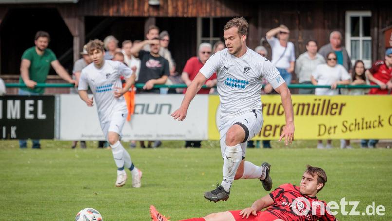 Bastian Graf (Mitte) traf zum Sieg für den SV Schwarzhofen. Archivbild: Uschold