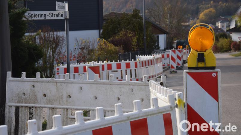 Am Brunnlettberg im Bereich der Felsner- und der von Spiering Straße verlegt das Bayernwerk Stromkabel. Die Arbeiten dauern noch bis gegen Ende November 2025 an. Bild: bö
