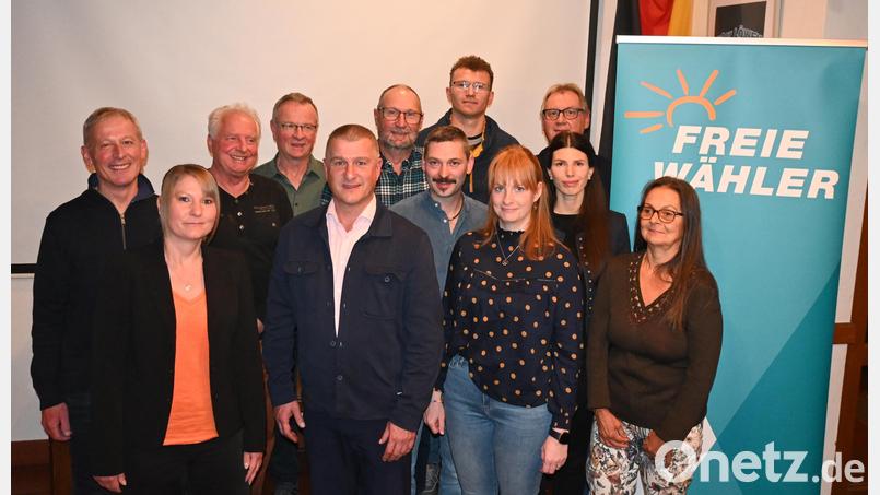 Die Freien Wähler Pirk stellten den Bürgermeisterkandidat Dietmar Schaller (vorne Mitte) und die Kandidatenliste für die Kommunalwahl 2026 vor. Bild: kki