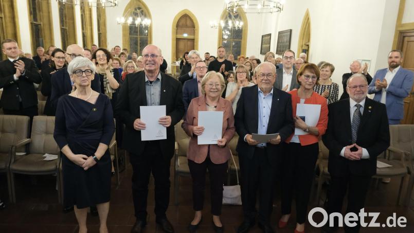Standing Ovations für die sechs Preisträger. Von links: Barbara Lanzinger, Eduard Freisinger, Marianne Gutwein, Josef Beer, Brigitte Breitfelder, Sebastian Sonntag. Bild: gsp
