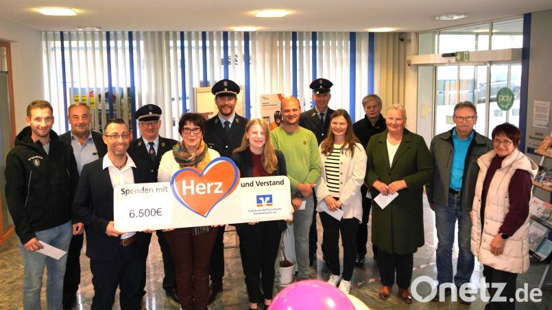 Spendenübergabe der VR-Bank Waldthurn an die Waldthurner Vereine und Institutionen. Bild: fvo