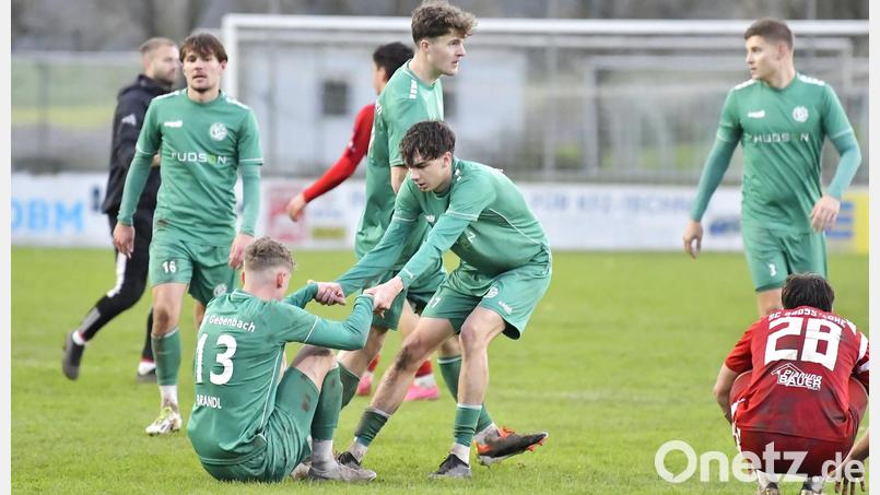 So wie Jonas Obendorfer (rechts) seinem Mitspieler Leon Brandl (links) wieder auf die Sprünge hilft, wird die DJK Gebenbach die Niederlage in Stadeln aufarbeiten. Archivbild: Hubert Ziegler