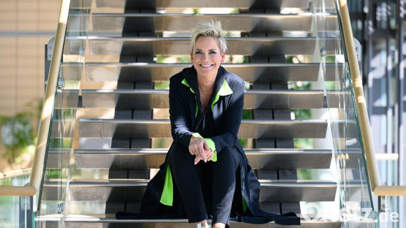 Moderatorin Inka Bause hat sich für 2028 eine Erinnerung im Handy-Kalender gemacht - dann will sie über ihre Zukunft nachdenken. (Archivbild) Bild: Hendrik Schmidt/dpa