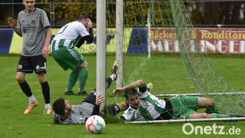 Spieler im Tor, Ball nicht: Lukas Gradl (rechts) vom FC Wernberg kommt einen Tick zu spät und landet im Netz, während der Ball am Tor vorbeigeht. Macht nichts: Der FC Wernberg bezwang die SF Ursulapoppenricht klar mit 5:2. Bild: ham