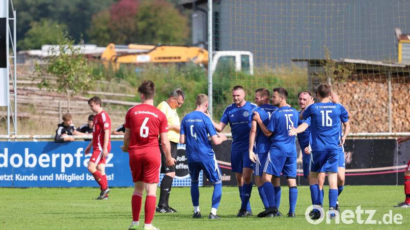 Der FC Tremmersdorf (blaue Trikots) traf in der Kreisliga Nord am Sonntag auf den SV Grafenwöhr. Wir haben die Highlights für euch im Video zusammengeschnitten. Archivbild: Dieter Jäschke
