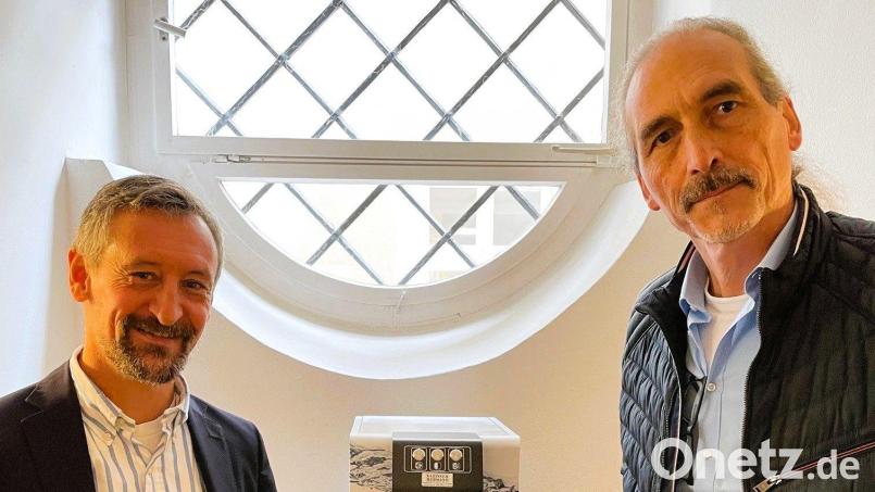 Hans Kistler, Schulleiter der Dr.-Johanna-Decker Schule (links) und Martin Malitzke, Prokurist und technischer Leiter der Stadtwerke Amberg, freuen sich über die rege Nutzung des Wasserspenders. Bild: Florian Kohler