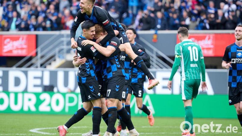 Paderborn jubelt über das Tor zum 1:0. Bild: Bernd Thissen/dpa