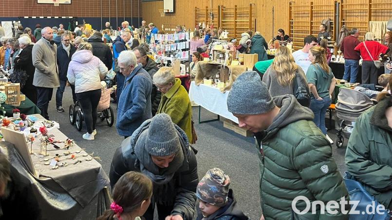 An beiden Nachmittagen der Veranstaltung war ein ständiges Kommen und Gehen der Besucher zu verzeichnen und brachte Zufriedenheit und Erfolg bei den Hobbykünstlern und Veranstaltern. Bild: Melanie Roith