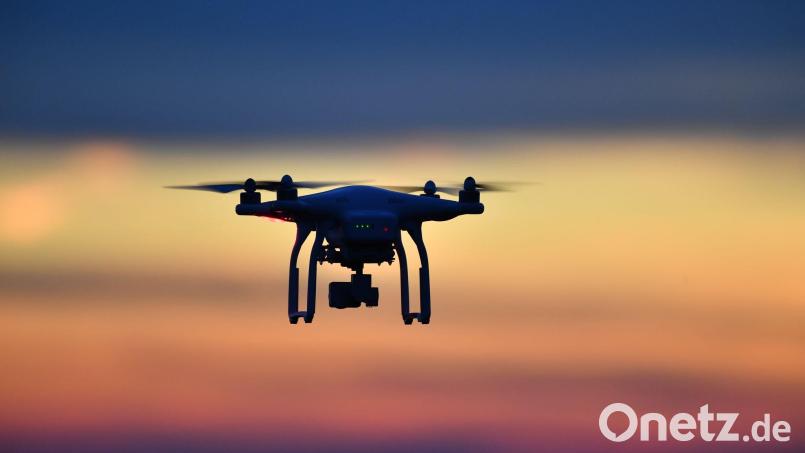 Eine Drohne wurde am Sonntagabend in der Nähe des Flughafens Bremen gesichtet. (Symbolbild) Bild: Felix Kästle/dpa